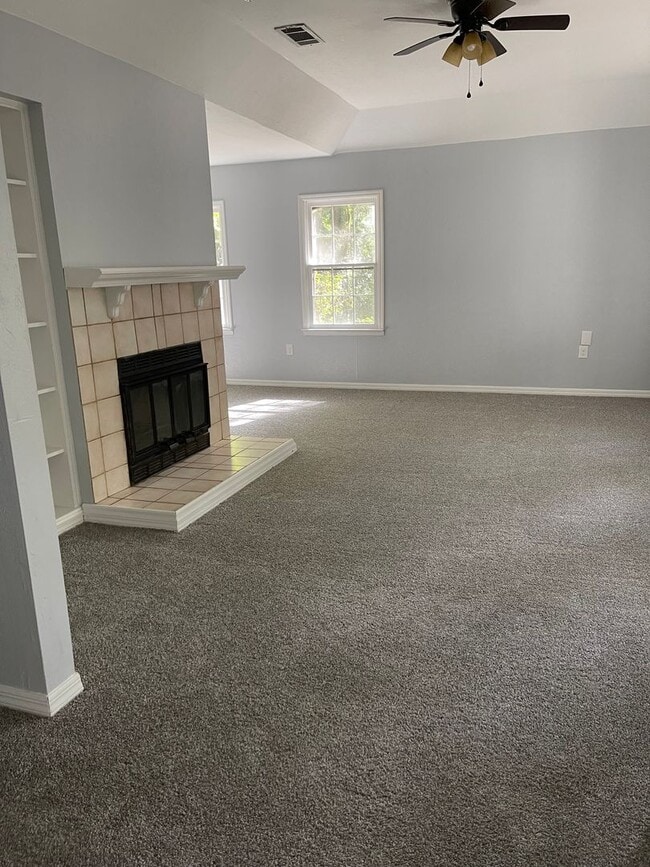 Foto del edificio - Spacious 2/2 with 2 Car Garage and W/D Hoo...