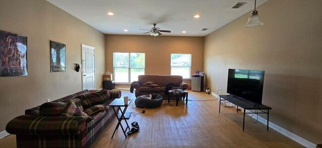 Foto del edificio - Coming Soon!- 4 Bedroom 3.5 Bath Duplex in...
