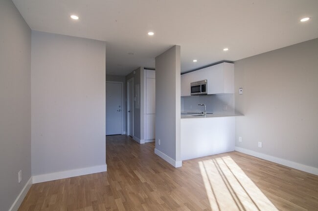 Building Photo - 1550 Avenue Filion