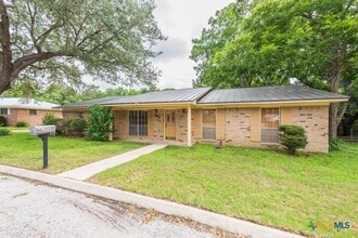 Building Photo - 203 Memorial Dr