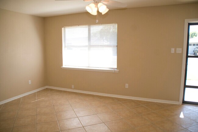 Building Photo - 109 Briarwood Ln