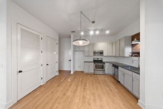 Building Photo - 255 E Boyd Dr