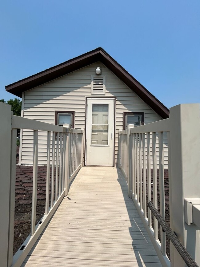 Building Photo - 202 2nd Ave NE