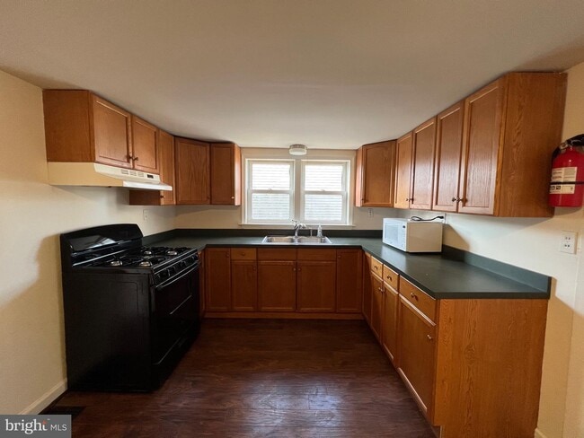 Building Photo - 617 3rd St