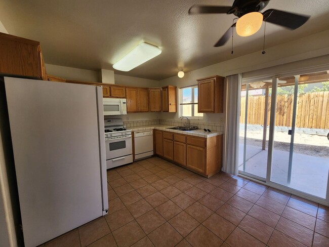 Building Photo - Great 3 Bedroom/2 Bath Fully Furnished!