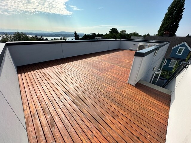 Roof deck overlooking Lake Washington - 114 29th Ave S