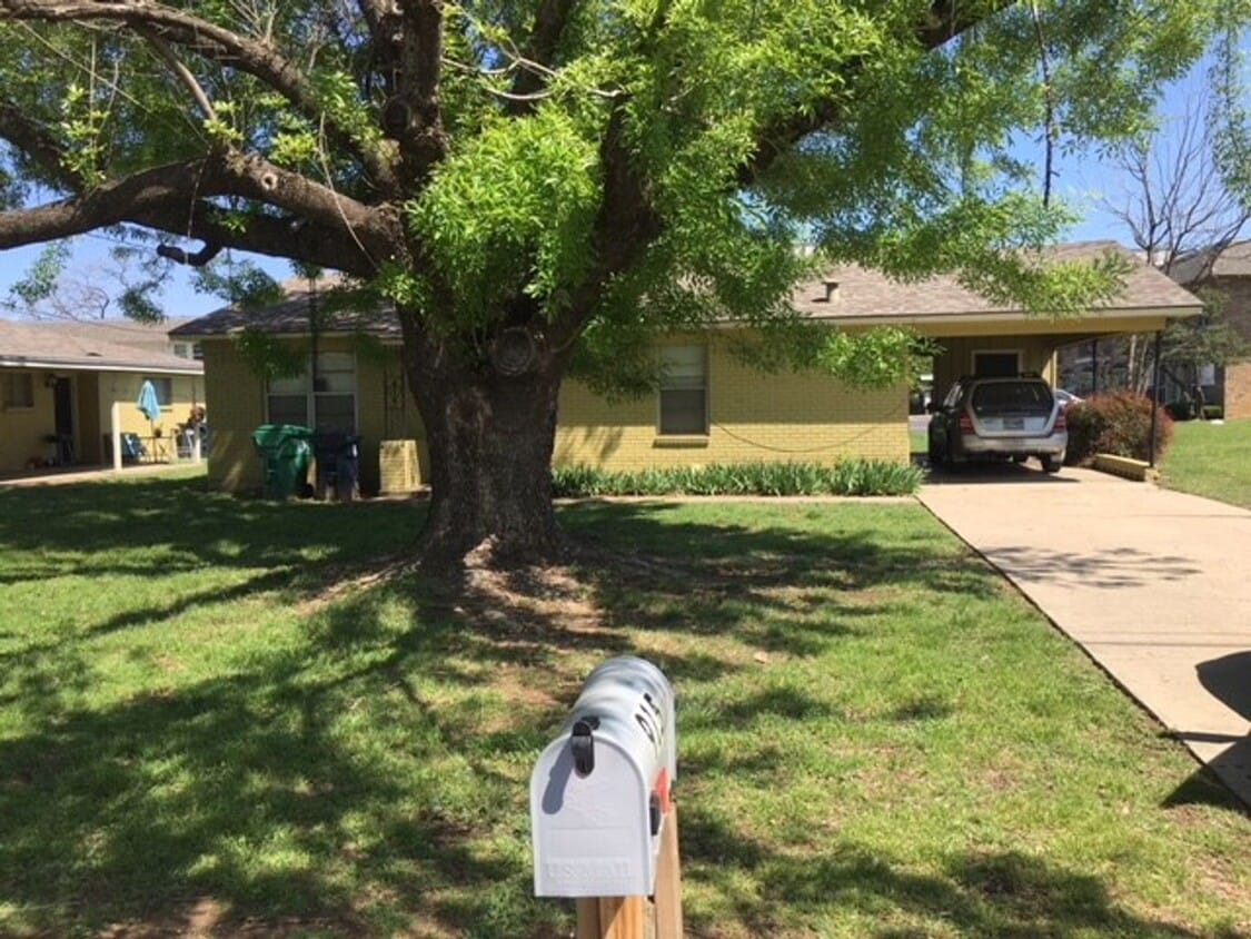 3 Bedroom/1 Bath - Home Walking Distance to UNT Campus - 3 Bedroom/1 Bath - Home Walking Distance t...