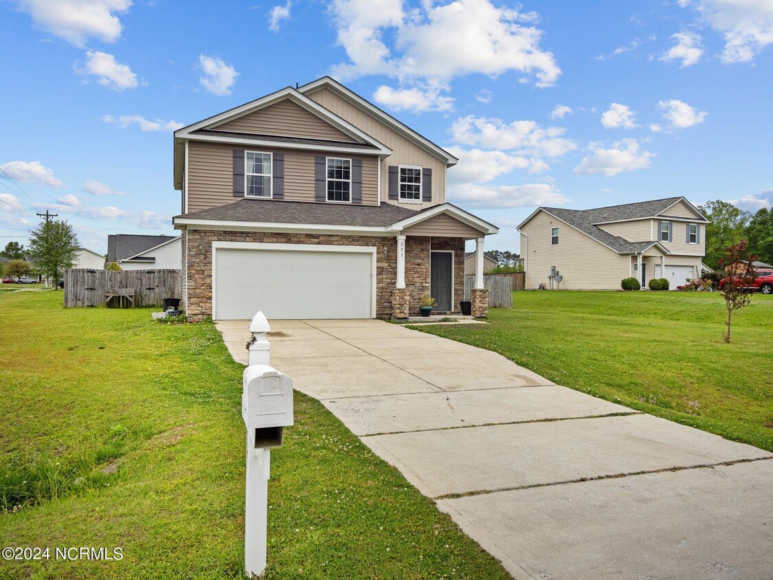 Primary Photo - 223 Gladstone Dr