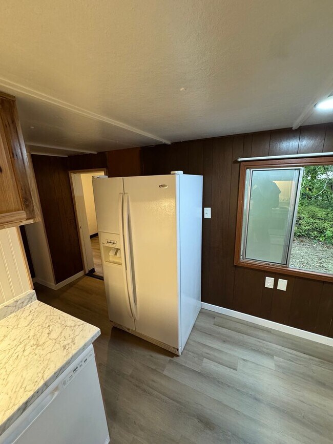 Building Photo - Dawn Ln Properties