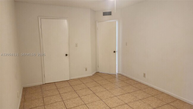 Foto del edificio - 8290 Lake Dr