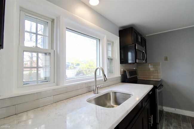 Building Photo - 2 br, 1.5 bath  - 321 Pleasant St