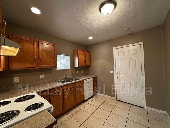 Building Photo - 513 W Pima St