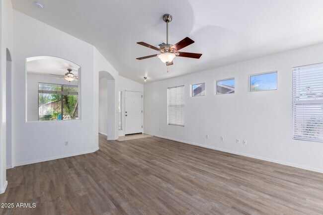 Foto del edificio - 4443 E Rowel Rd