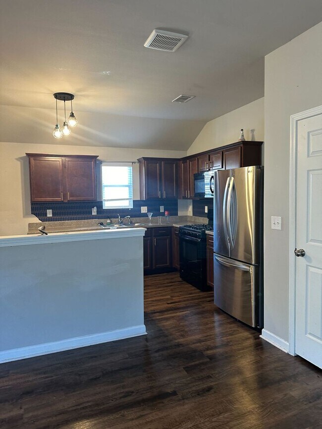 Foto del edificio - Stylish 4BR/2BA Home with Garage & Privacy Fence