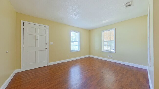 Building Photo - Charming 3Bedroom Northside Home!