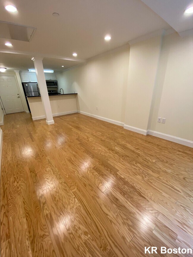 Building Photo - 15 Follen St