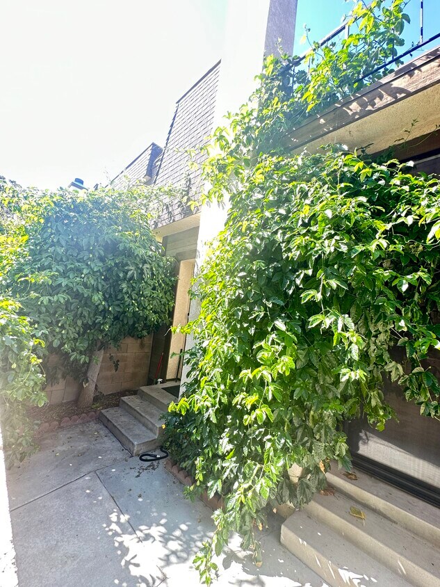 13921 Riverside Dr, Sherman Oaks, CA 91423 Townhome Rentals in