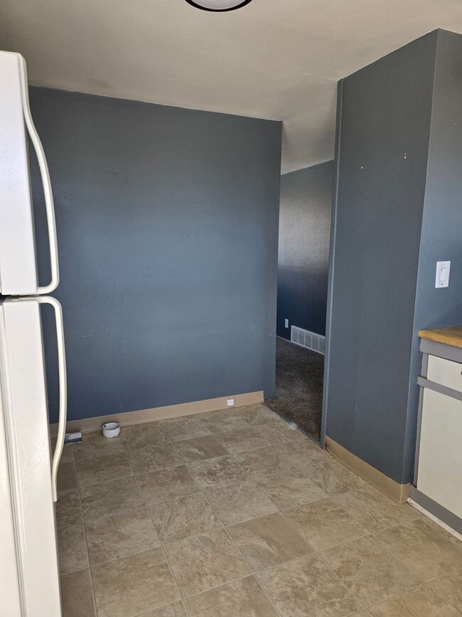 Building Photo - Cozy Duplex Close to WMC