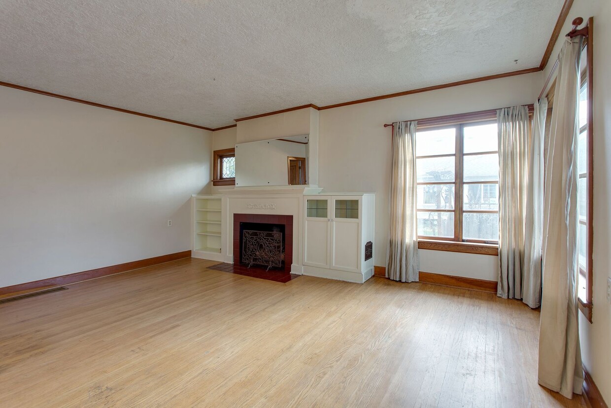 Foto principal - $1,300 OFF First Month's Rent for an 18-mo...