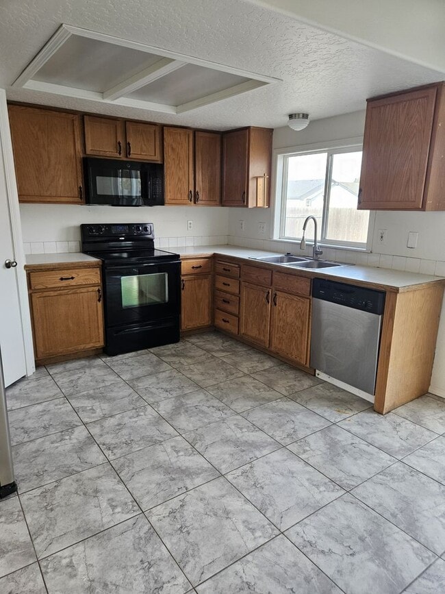 Building Photo - Welcome to this stunning 3-bedroom, 2.5-bathroom home located in the vibrant city of Nampa, ID.