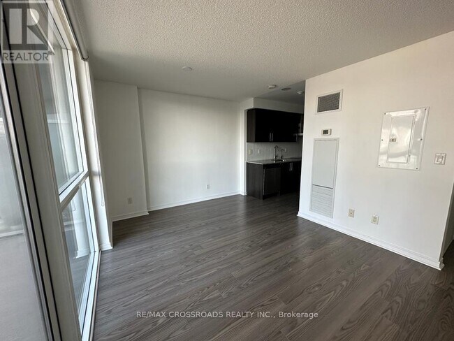 Photo du bâtiment - 352 Front St W