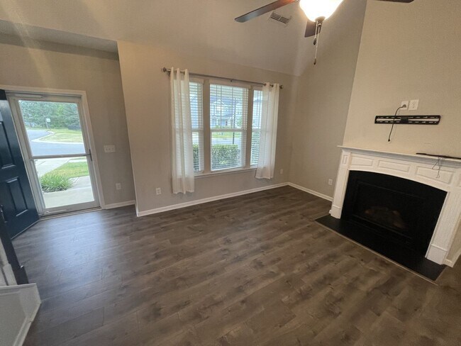 Foto del edificio - 4 Bedroom 2.5 Bath Detached with garage an...