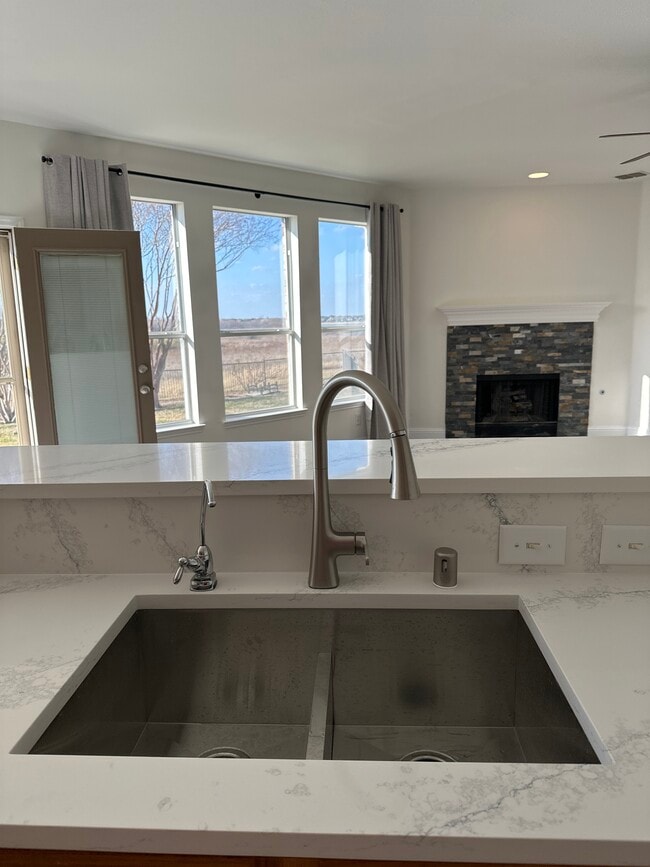 Building Photo - 4205 Lakeside Dr