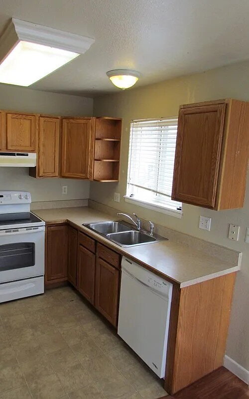 Building Photo - ***COMING SOON***  Spacious, Pet-Friendly 3 bed, 2 bath duplex in Englewood!