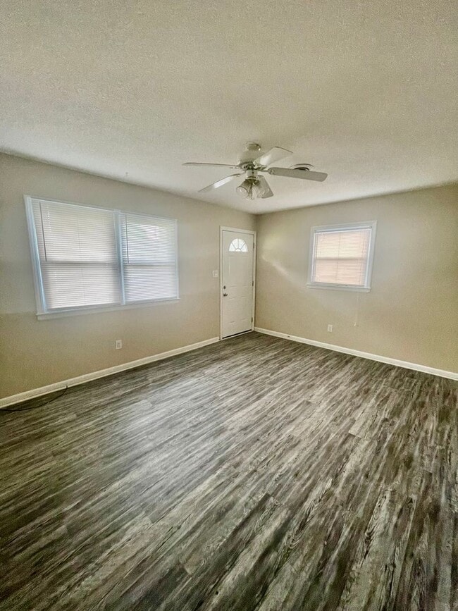 Building Photo - This lovely 2 bedroom 1 bath duplex is located in Stanley off Sifford Rd.