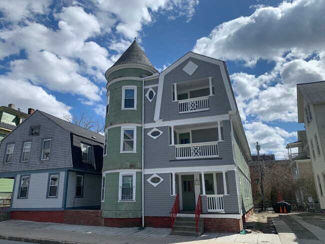 Building Photo - 86A Elm St