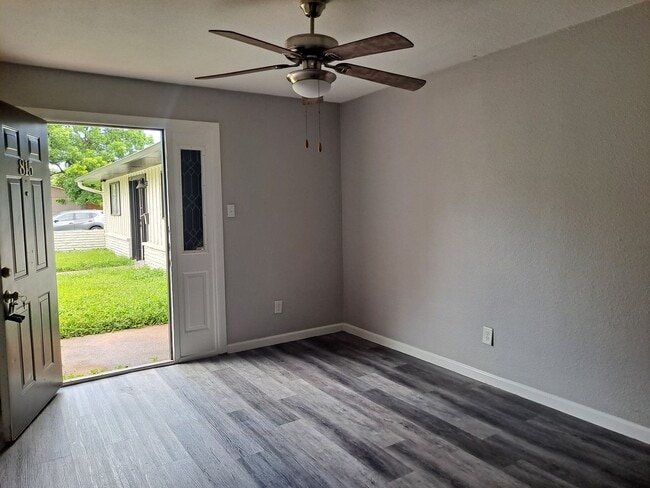 Building Photo - 815 Bluebird Dr