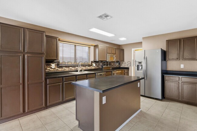 Foto del edificio - 15559 W Crocus Dr