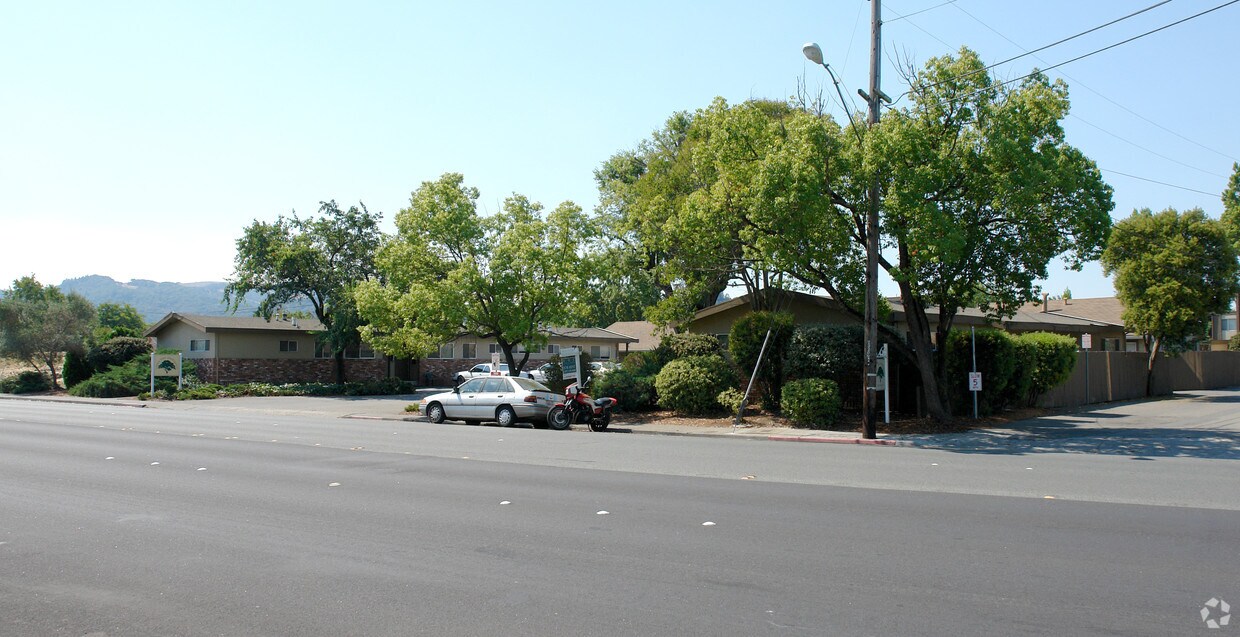 Building Photo - GreenTree Apartments