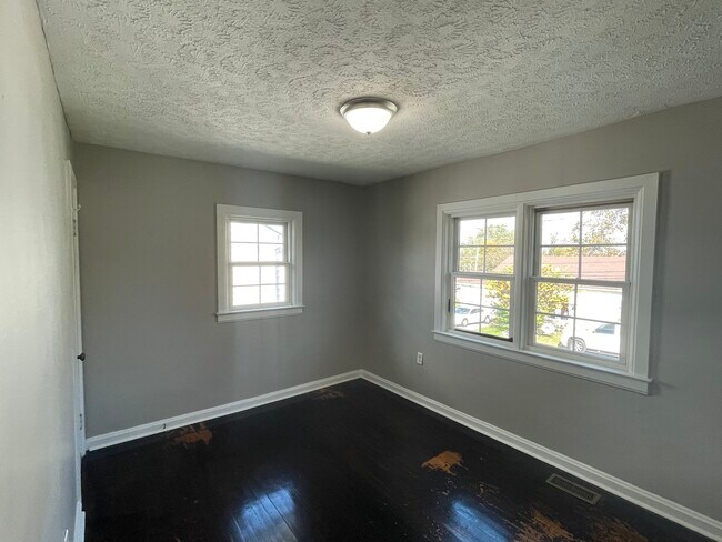 Building Photo - 105 Bennett Plz