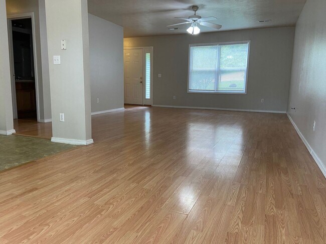 Building Photo - Single-Family Home in Merriam Woods