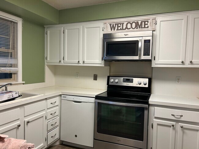 Updated Kitchen - 336 Georgetown Dr
