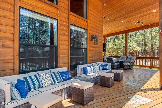 Foto del edificio - 3027 Chestnut Cir