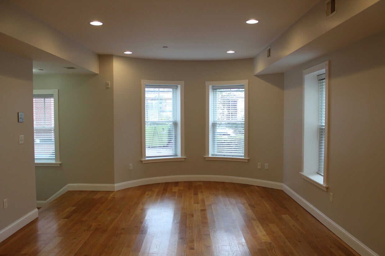 Primary Photo - 54 Kent St