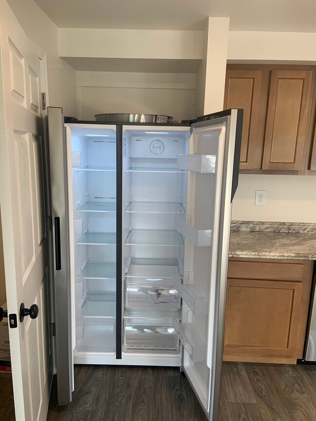 Refrigerator - 5825 Baer Rd