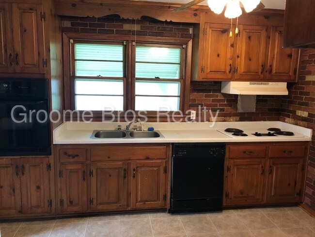 Foto del edificio - Sandston Brick Rancher with garage