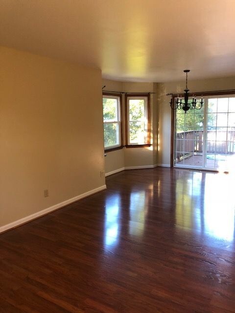 Foto del edificio - Large Split-Level Home Near Harrison Crossing