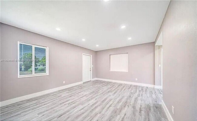Building Photo - 943 NW 11th Ct