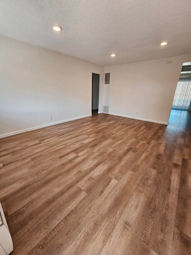 Foto del edificio - 8919 Longden Ave