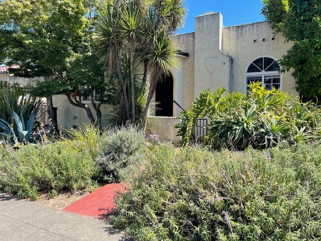 Building Photo - Charming 2-bedroom 1 bath home (Pet Friendly)