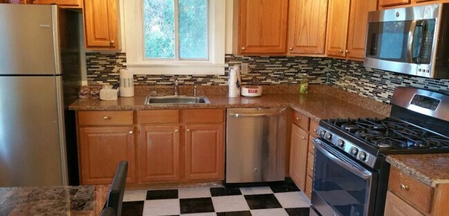 Photo - 1918 E Fayette St Apartments