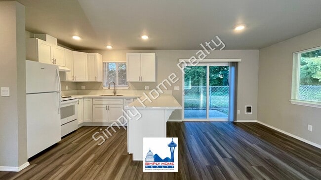 Foto del edificio - Cute and cozy, newly renovated 3 bedroom tucked inside a charming Tri-plex!
