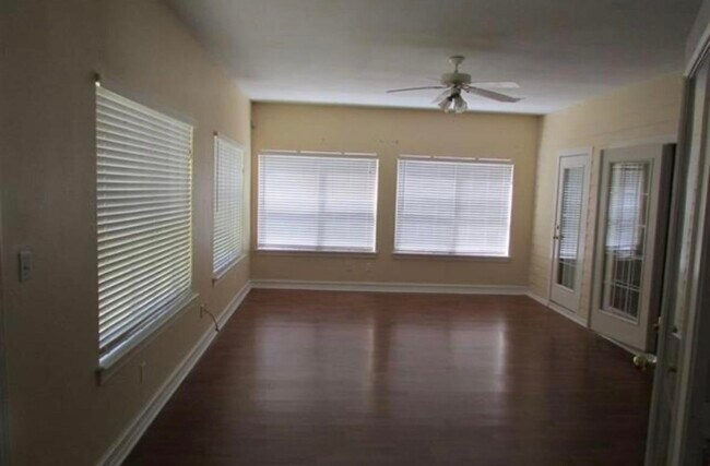 Foto del edificio - 7771 Cricklewood Dr