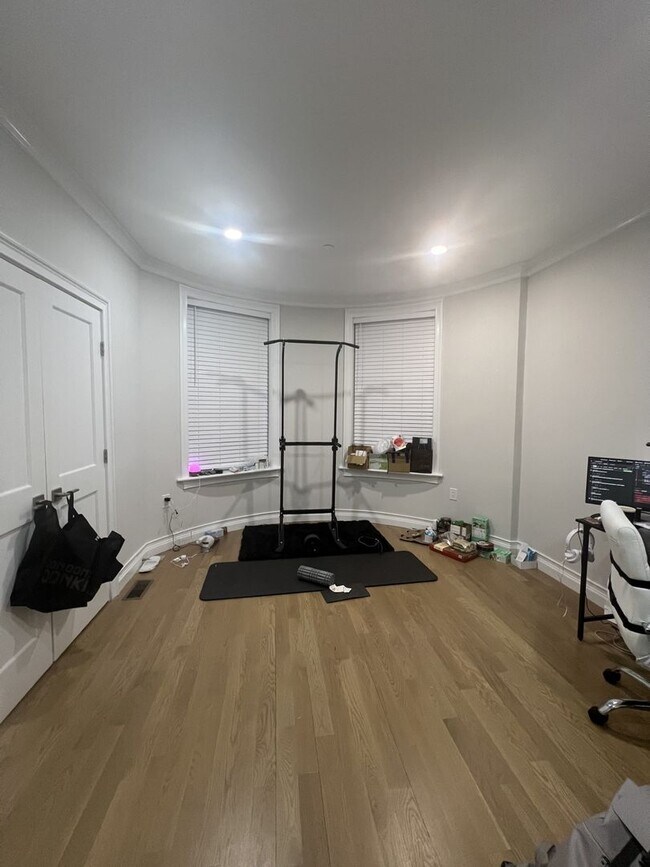 Building Photo - 4 Bedroom-No Broker Fee!