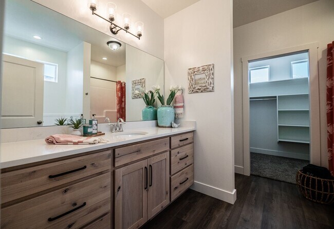 Foto del edificio - Brand New Luxury 3 Bedroom 2.5 Bath with Office & Family Room for Rent Richmond, Utah