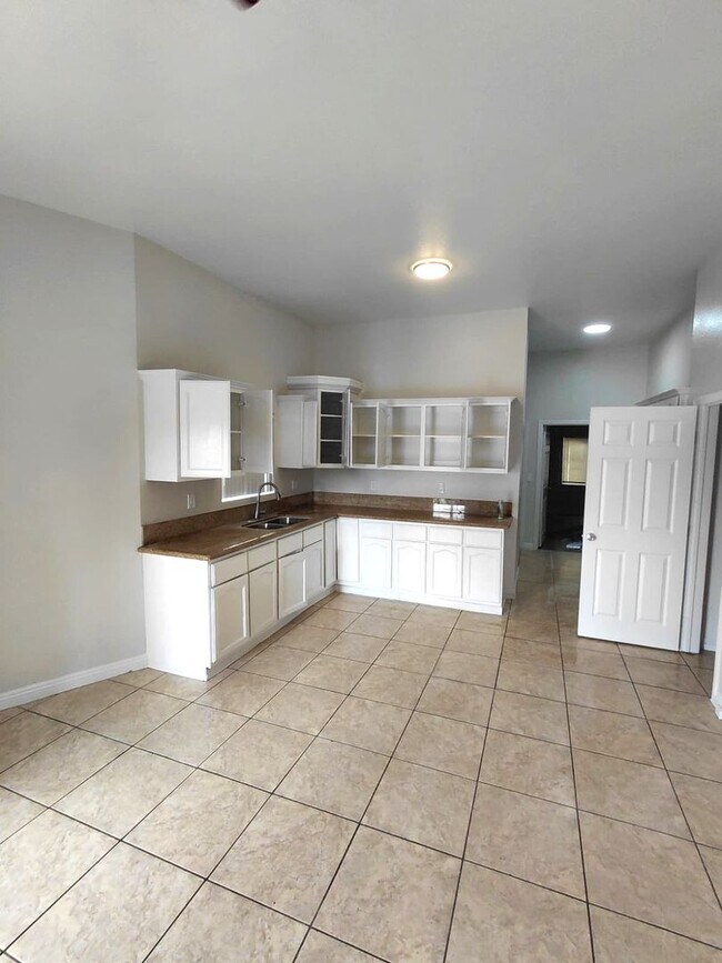 Foto del edificio - 851 W 93rd St